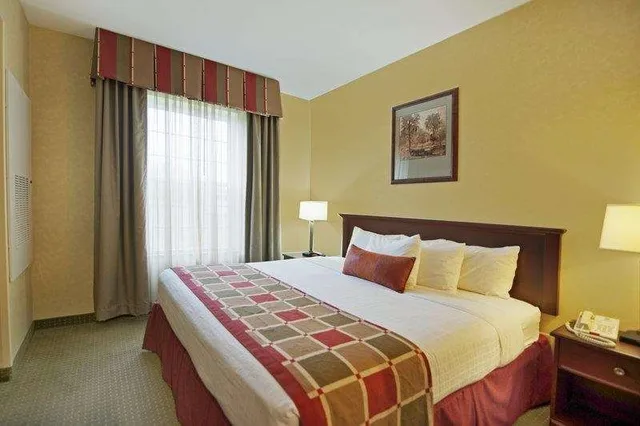 غرفة بسرير كينج بحوض استحمام لذوي الإعاقة، Best Western Plus Ticonderoga Inn & Suites 1/2