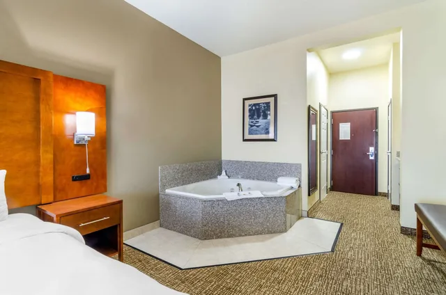 جناح بسرير كينج بجاكوزي، Comfort Inn And Suites 5/5