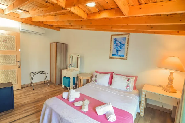 غرفة كومفورت بسرير كينج بشرفة، Alacati Asmali Konak Hotel 4/6