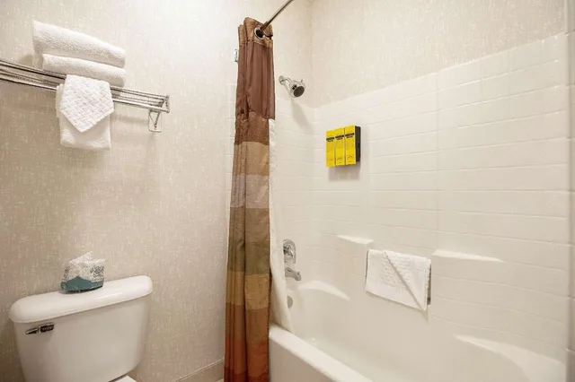 Spa, King Bed, Pool Access، Best Western Plus Northwind Inn Suites 7/10