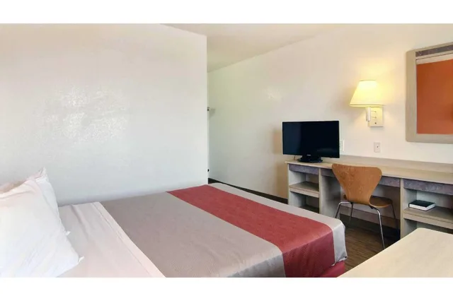 Room, King Bed, Motel6 Fort Stockton, TX 4/7
