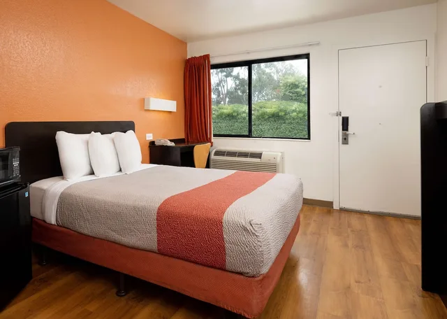 غرفة قياسية بسرير مزدوج، Motel6 Camarillo, CA 2/10