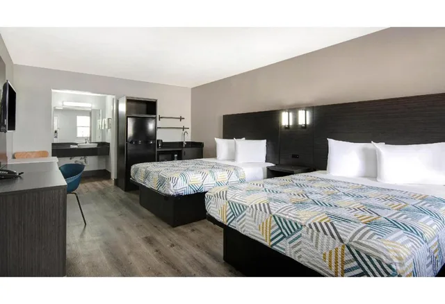 2 Queen Beds Mobil Access Tub Nsmk Kitchen، Studio6 San Antonio, TX - Northwest Medical Center 3/10