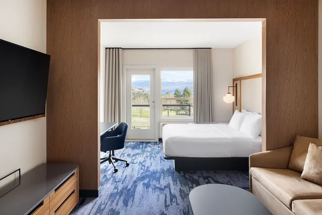 غرفة بسرير كينج بإطلالة على الجبل مع أريكة، Fairfield Inn & Suites West Kelowna 1/1