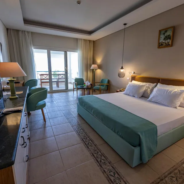 غرفة بسرير كينج بإطلالة على البحر، Lahami Bay Beach Resort And Gardens 1/5