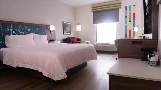 غرفة بسرير كينج مع أريكة، Hampton Inn Suites Houston Katy 1/6