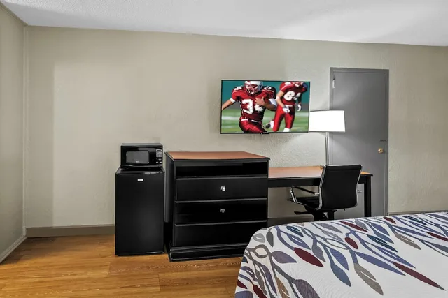 غرفة سوبيريور بسرير كينج بإطلالة على المسبح للمدخنين، Red Roof Inn Hot Springs 7/10