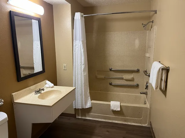 جناح بسرير كوين لذوي الإعاقة، HomeTowne Studios & Suites by Red Roof Greensboro 4/5