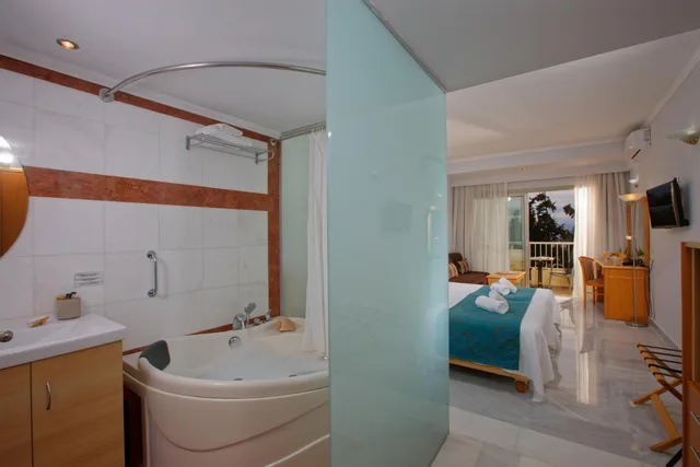 غرفة ديلوكس بسرير مزدوج بإطلالة على البحر بجاكوزي، Rethymno Mare Royal And Waterpark 5/7
