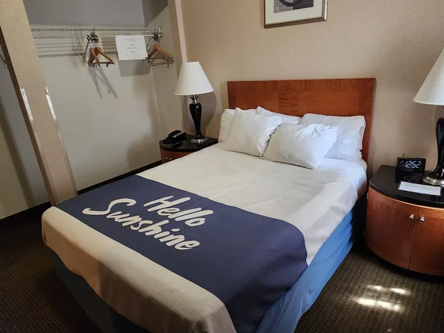 جناح بسرير كوين مع أريكة بجاكوزي بمطبخ، Days Inn by Wyndham Luray Shenandoah 1/10