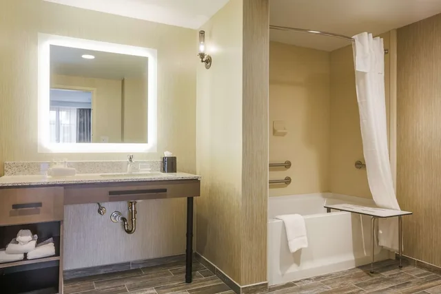 جناح بسرير كينج مع أريكة لذوي الإعاقة، HOMEWOOD SUITES BY HILTON CHARLESTON HISTORIC DISTRICT 2/2