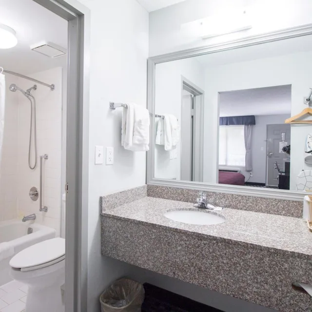 غرفة بسرير كينج للمدخنين، Brick Lodge Atlanta Norcross 1/2