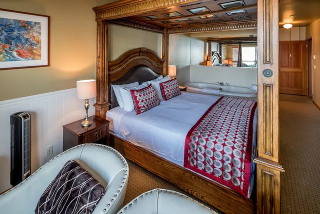 غرفة بسرير كينج بحوض جاكوزي، Camano Island Inn 2/9
