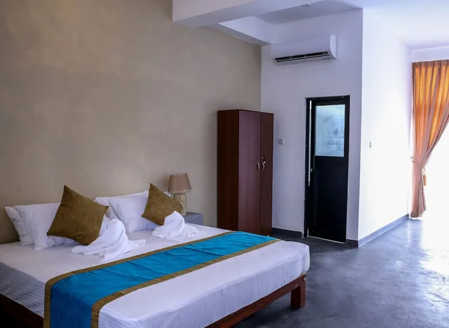 غرفة ديلوكس بسرير كوين بشرفة بـ4 غرف نوم للمدخنين، Hotel Star White Negombo 1/4