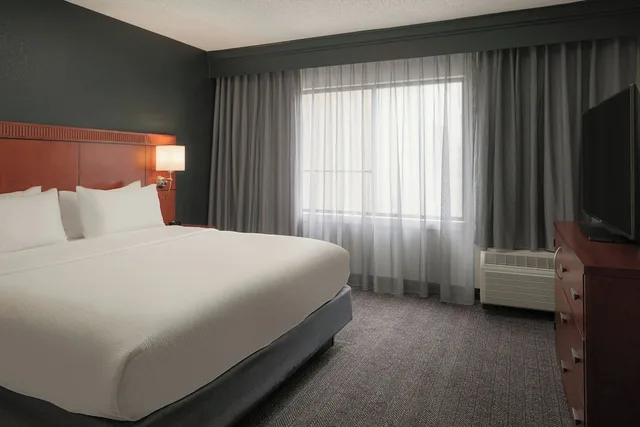 جناح بسرير كينج بغرفة نوم واحدة مع أريكة لذوي الإعاقة، Courtyard Louisville East 1/3