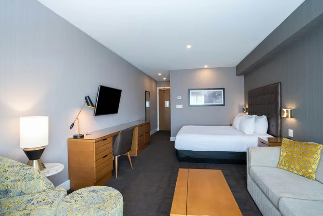 غرفة قياسية بسرير كينج مع أريكة، Sandman Hotel Hamilton 3/4