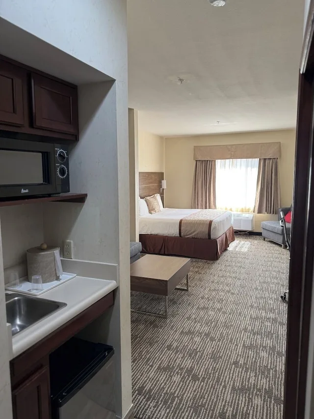جناح تنفيذي بسرير كينج مع أريكة لذوي الإعاقة، Evergreen Inn And Suites 7/7
