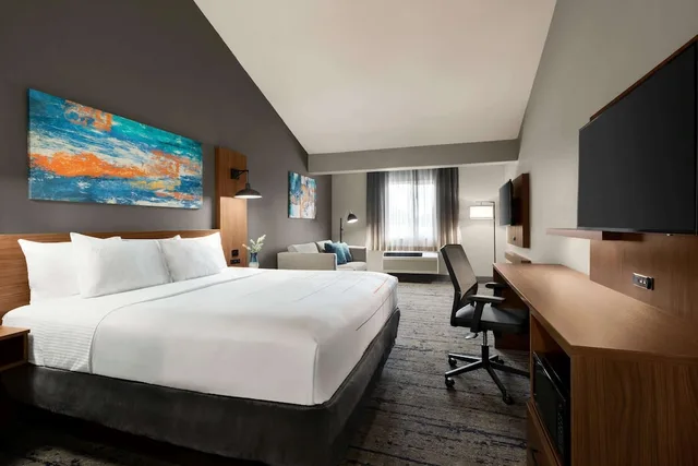 غرفة بسرير كينج بمطبخ صغير، La Quinta Inn And Suites by Wyndham Salem OR 2/5