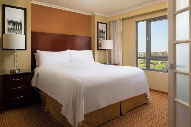 جناح عائلي بشرفة بغرفة نوم واحدة، Marriott Newport Beach Bayview 5/10