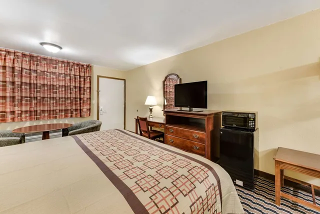 غرفة بسرير كينج، Rodeway Inn Columbus West 3/4