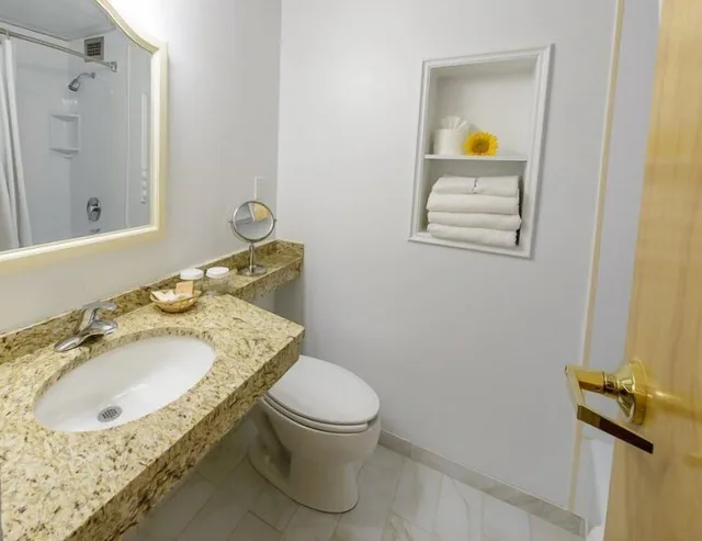 غرفة قياسية بسريرين كوين، Norwalk Inn and Conference Center 3/6