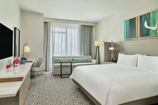 غرفة بسرير كينج بإطلالة مع أريكة، Art Ovation Hotel Autograph Collection 1/7