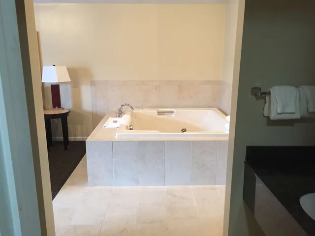 غرفة قياسية بسرير كينج بحوض جاكوزي، Best Western River Terrace 7/7