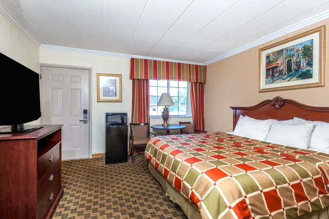 غرفة بسرير كينج بإطلالة على المسبح، Days Inn & Suites By Wyndham Roseville/Detroit Area 1/5