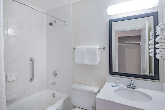 غرفة بسرير كينج، Travelodge by Wyndham Fort St John 3/5