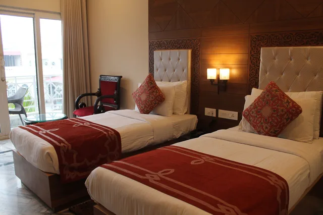 غرفة فاخرة بسريرين منفصلين بشرفة، Surya Hotel 3/4