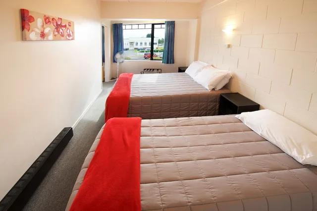 1 Bedroom, Apartment, 1 Double and 3 Single Beds، AMBASSADOR THERMAL MOTEL 1/3