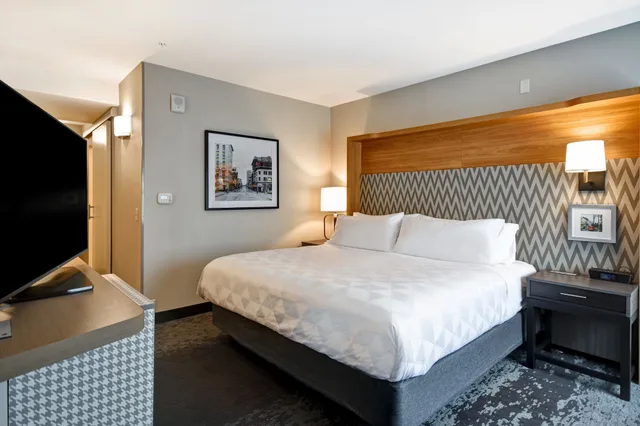 1 King Communications Accessible Roll In Shower، Holiday Inn Lancaster 1/3