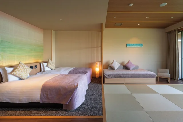 جناح عائلي بسريرين منفصلين وفرشتي فوتون بإطلالة على البحر بشرفة مع أريكة، KAMENOI HOTEL TOBA (ex Kanponoyado Toba) 2/2