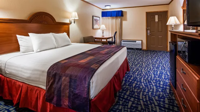 غرفة قياسية بسرير كينج للمدخنين، SureStay by Best Western Kansas City Country Inn North 3/10