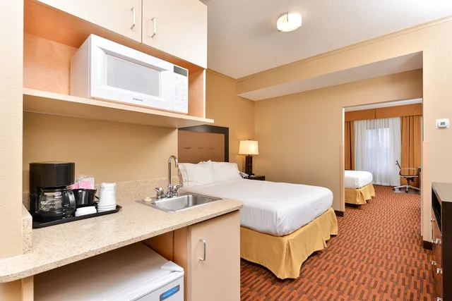 جناح بسريرين كوين بغرفة نوم واحدة بحوض استحمام، Holiday Inn Express Breezewood 9/10