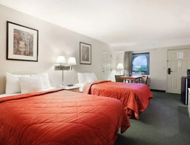 غرفة بسريرين مزدوجين للمدخنين، Days Inn & Suites by Wyndham Columbia Airport 1/3