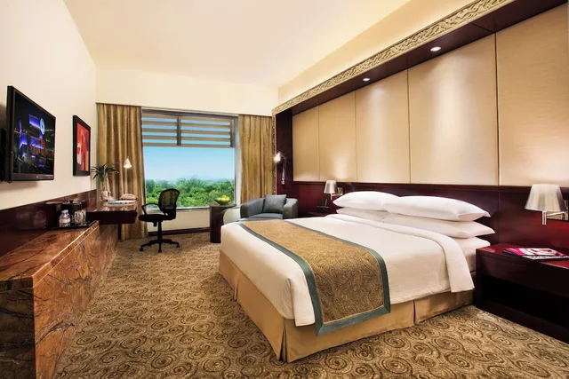 غرفة قياسية بسرير كينج للمدخنين، Crowne Plaza Ahmedabad City Centre 1/4
