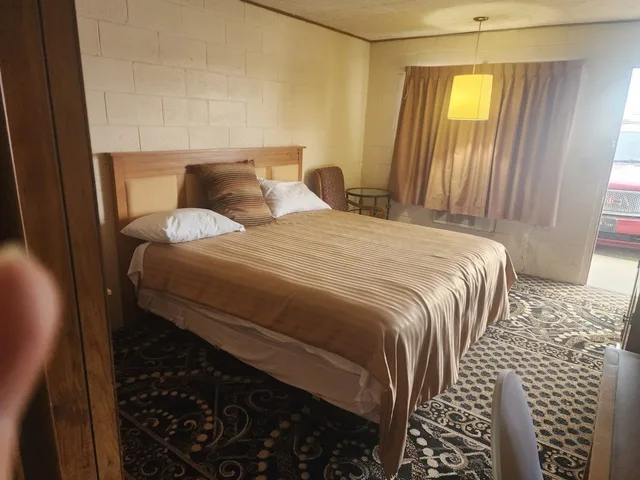 غرفة بسرير كينج، First Inn By OYO Quinter Hwy 70 2/5