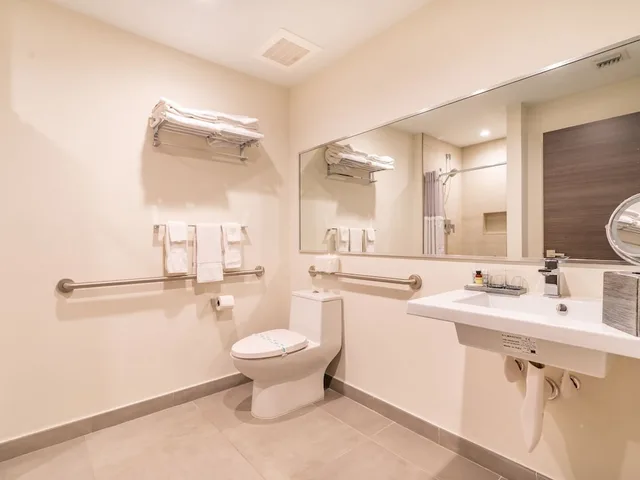 شقة سكنية ديلوكس بسرير كينج وسريرين منفصلين مع أريكة بمطبخ، CH Luxury Condos & Studios On The Beach 2/2