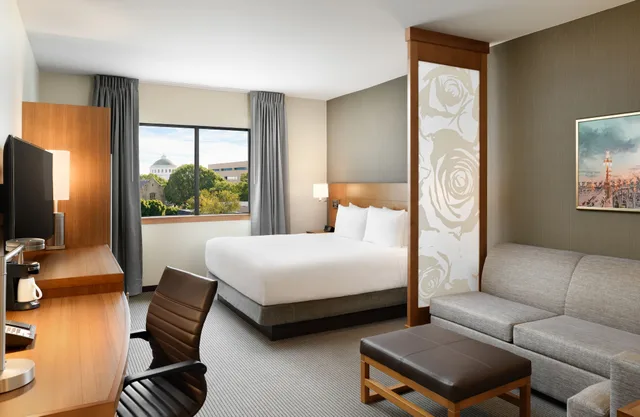 غرفة بسرير كينج مع أريكة، Hyatt Place Pasadena 2/5