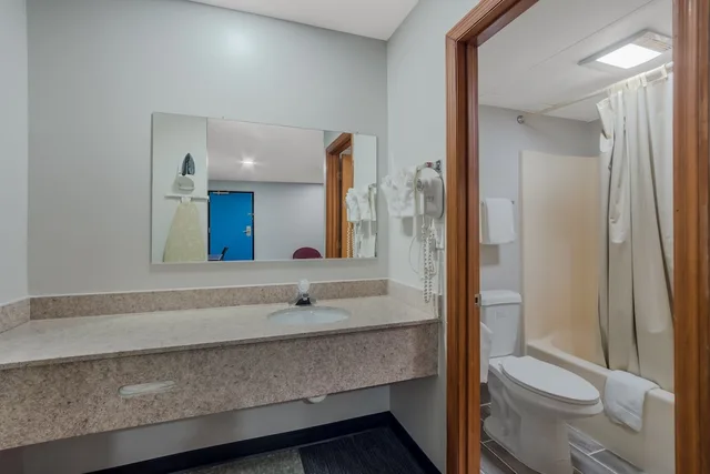 غرفة قياسية بسرير كينج بجاكوزي، Rodeway Inn Augusta West - Fort Gordon 4/4