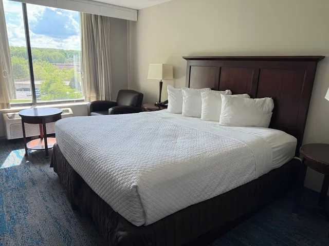 غرفة بسرير كينج، Ramada by Wyndham Cleveland Independence 1/2