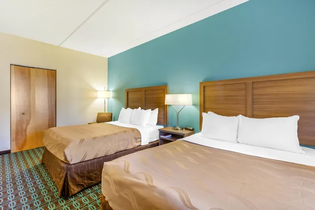 غرفة رباعية بسريرين كوين لذوي الإعاقة، Quality Inn and Suites Sandusky 2/6
