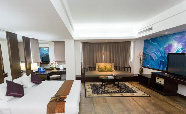 جناح جونيور، The Grand Sathorn 5/8