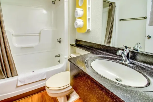 غرفة رباعية بسريرين كوين، Motel6 Amherst, NY - Buffalo 2/2