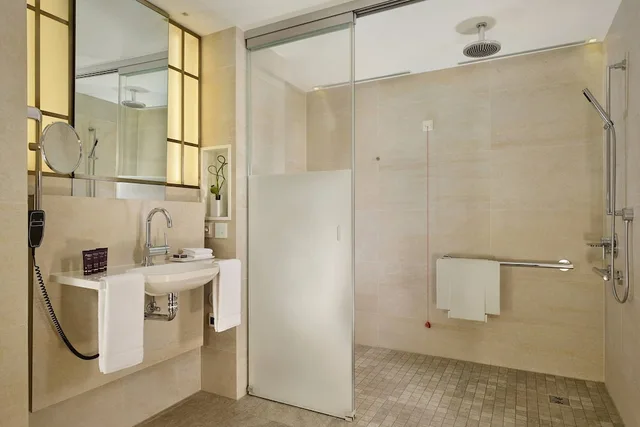 غرفة بسرير كينج، The Ritz-Carlton Wolfsburg 10/10