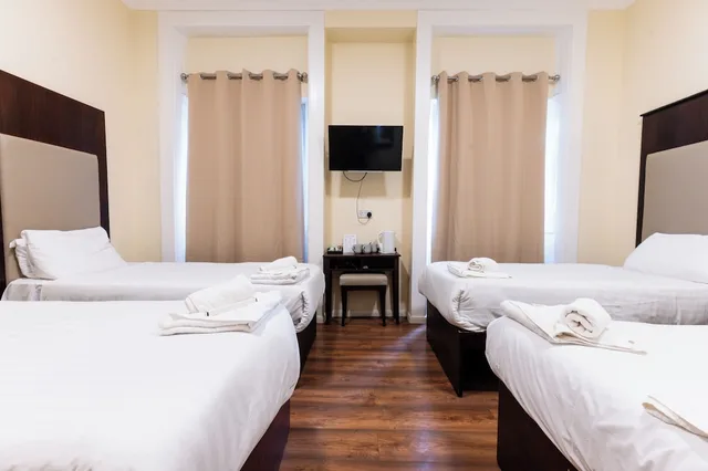 غرفة رباعية بأربعة أسرّة، Astoria Hotel 7/9