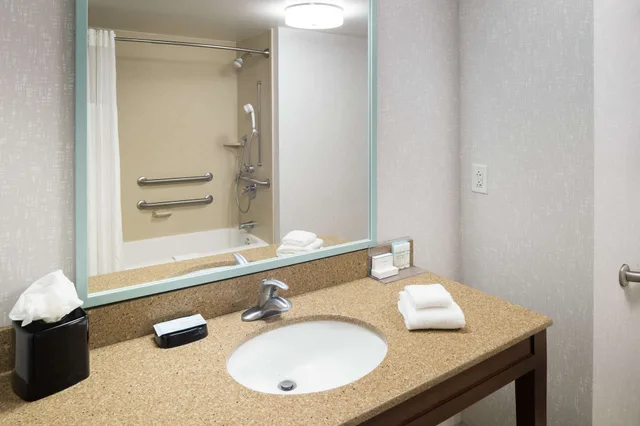 استوديو بسرير كينج مع أريكة بمطبخ صغير لذوي الإعاقة، Hampton Inn New Smyrna Beach 7/9