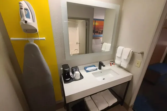 غرفة بسرير كينج، Days Inn by Wyndham Johnson Creek 2/2