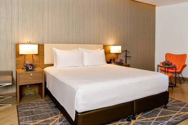 غرفة قياسية بسرير كينج مع أريكة لذوي الإعاقة، فندق كلاريون مطار جدة(Clarion Hotel Jeddah Airport) 4/10